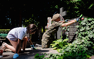 Żołnierze z Braniewa pamiętają o Powstańcach Warszawskich. Terytorialsi posprzątali groby bohaterów